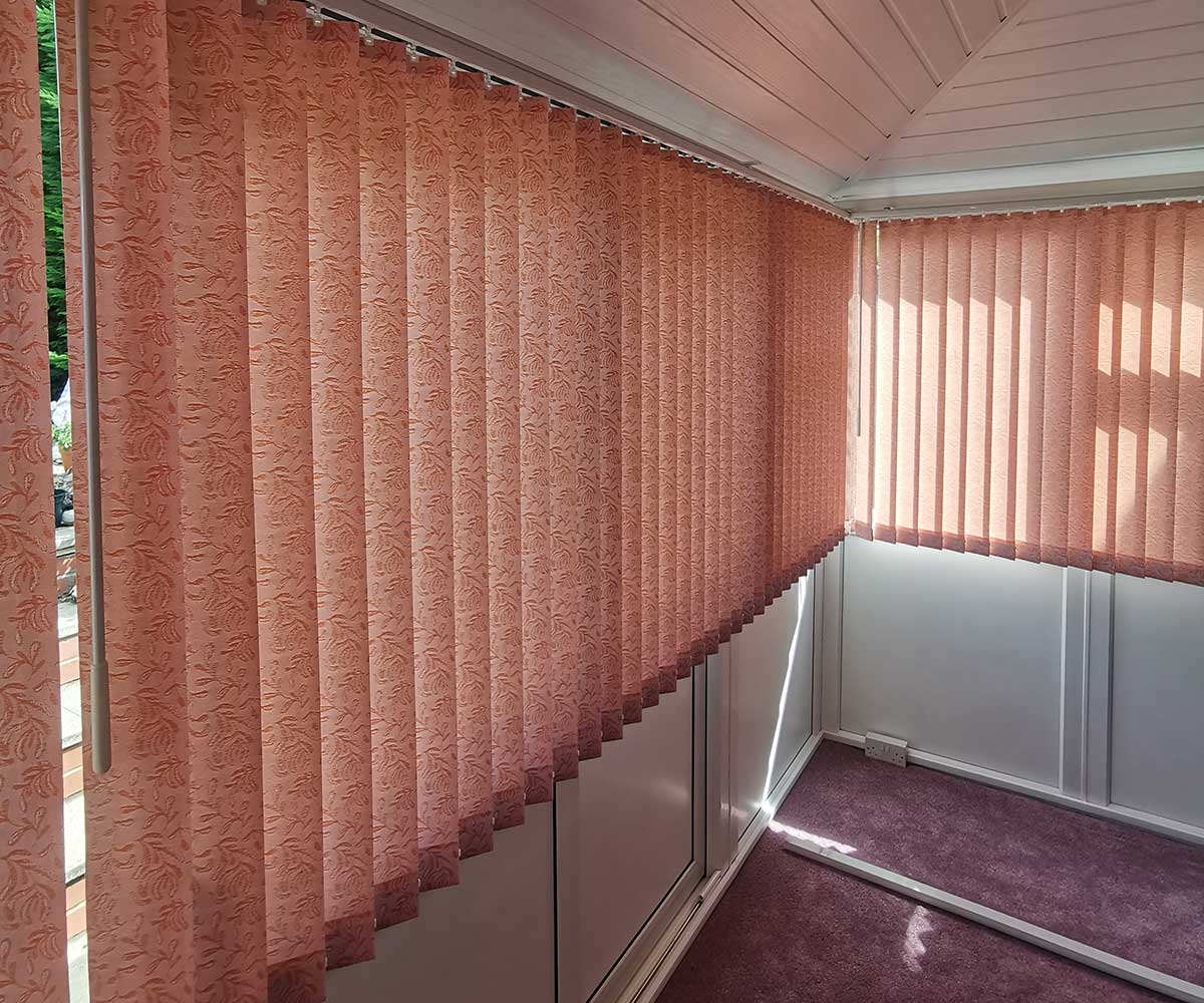 Free-hanging vertical blinds in a conservatory with chainless weights